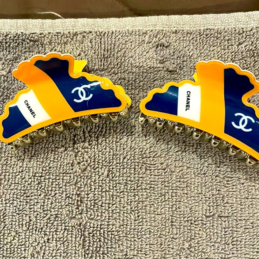 2 CC claw hair Clips